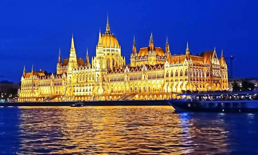 מרשים אף יותר בלילה: מראה של בניין הפרלמנט המואר במהלך השיט לאורך הדנובה